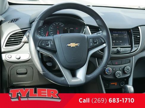 Used 2022 Chevrolet Trax LT w/ LT Convenience Package AWD/4WD image 38