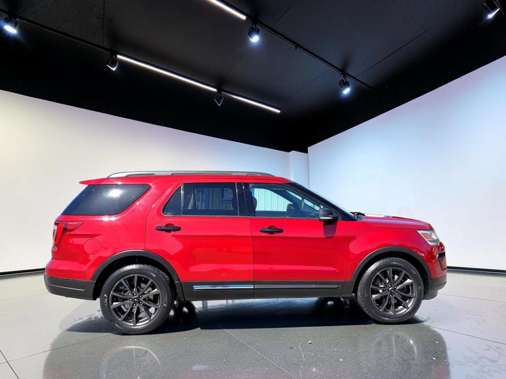 Used 2019 Ford Explorer XLT w/ Equipment Group 202A FWD image 2