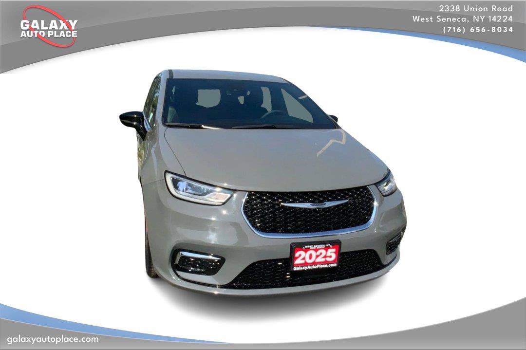 Used 2025 Chrysler Pacifica Select FWD image 3