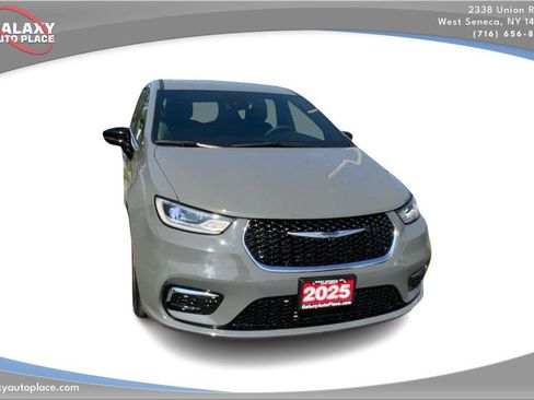 Used 2025 Chrysler Pacifica Select FWD image 3