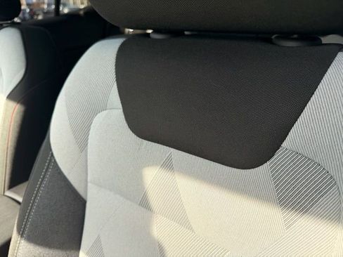 Used 2025 Chevrolet Trax RS w/ Sunroof Package image 18