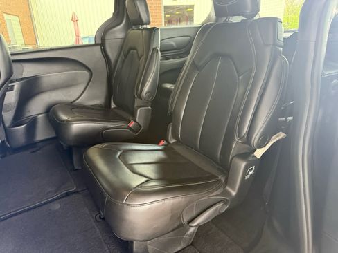 Used 2023 Chrysler Pacifica Touring-L w/ S Appearance Package image 5