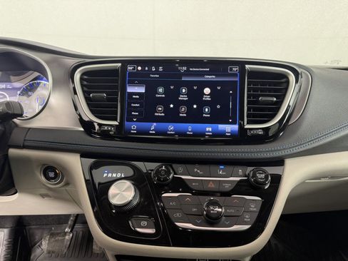 Used 2021 Chrysler Pacifica Touring image 22