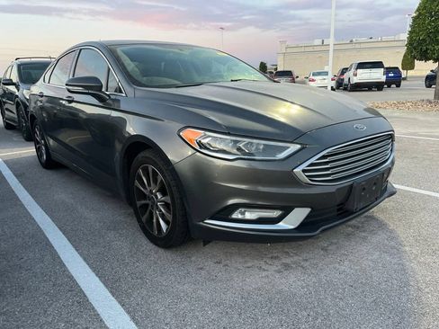 Used 2017 Ford Fusion SE w/ Fusion SE Technology Package FWD image 2