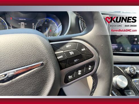 Used 2024 Chrysler Pacifica Touring-L FWD image 18