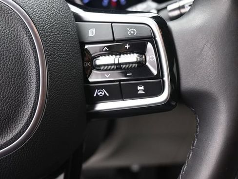 Used 2024 Kia Carnival EX FWD image 6