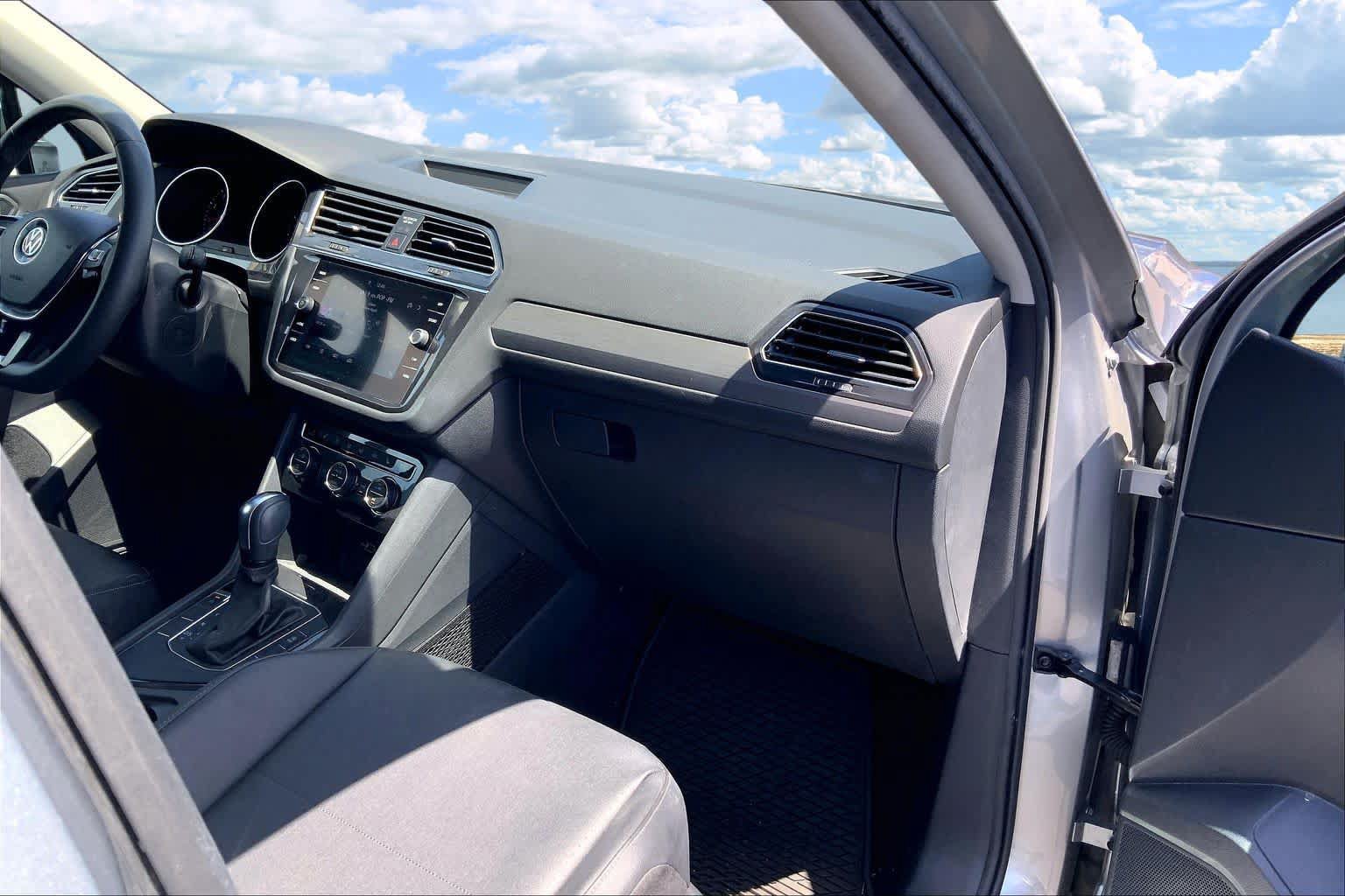 Used 2020 Volkswagen Tiguan SE FWD image 23