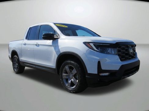 Used 2025 Honda Ridgeline TrailSport image 2