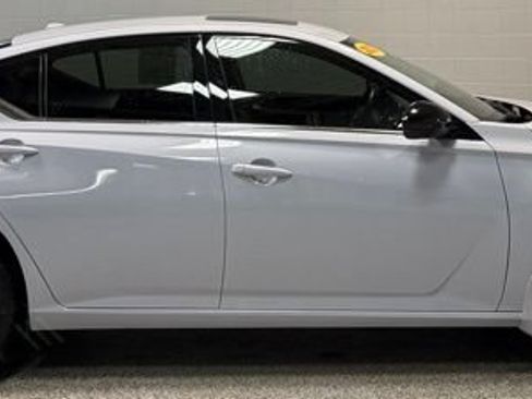 Used 2023 Nissan Altima 2.5 SR AWD/4WD image 7