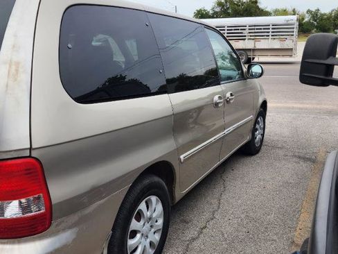 Used 2004 Kia Sedona LX image 2