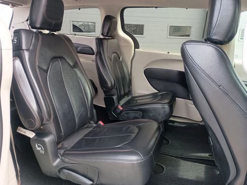 Used 2017 Chrysler Pacifica Touring-L Plus w/ Tire & Wheel Group FWD image 12