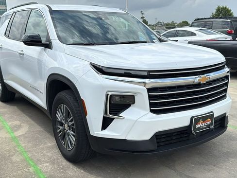 Used 2026 Chevrolet Traverse LT FWD image 2