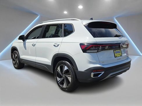 Certified 2025 Volkswagen Taos SE w/ Panoramic Sunroof Package AWD/4WD image 6
