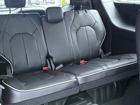 New 2026 Chrysler Pacifica Limited w/ Uconnect Theater Family Group image 15