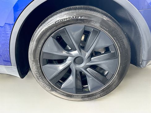 Used 2024 Tesla Model Y Long Range AWD/4WD image 11
