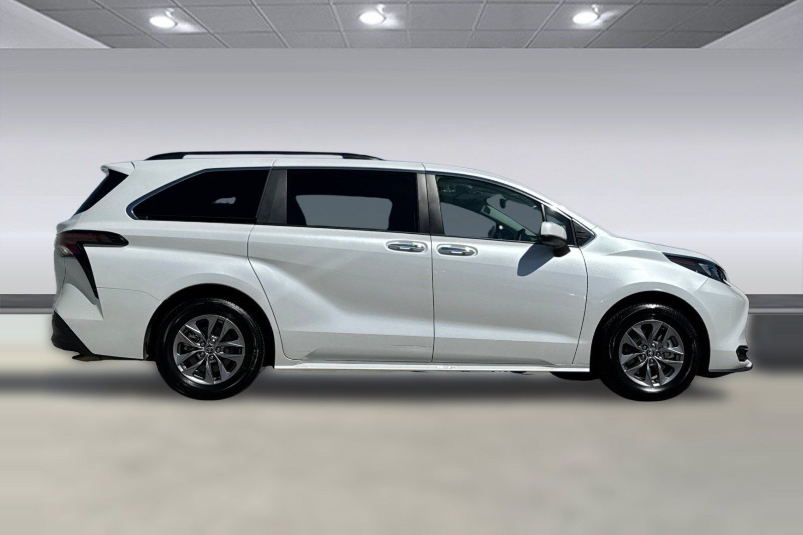 Used 2026 Toyota Sienna XLE FWD image 8