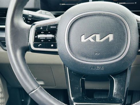 Used 2025 Kia Carnival FWD image 15