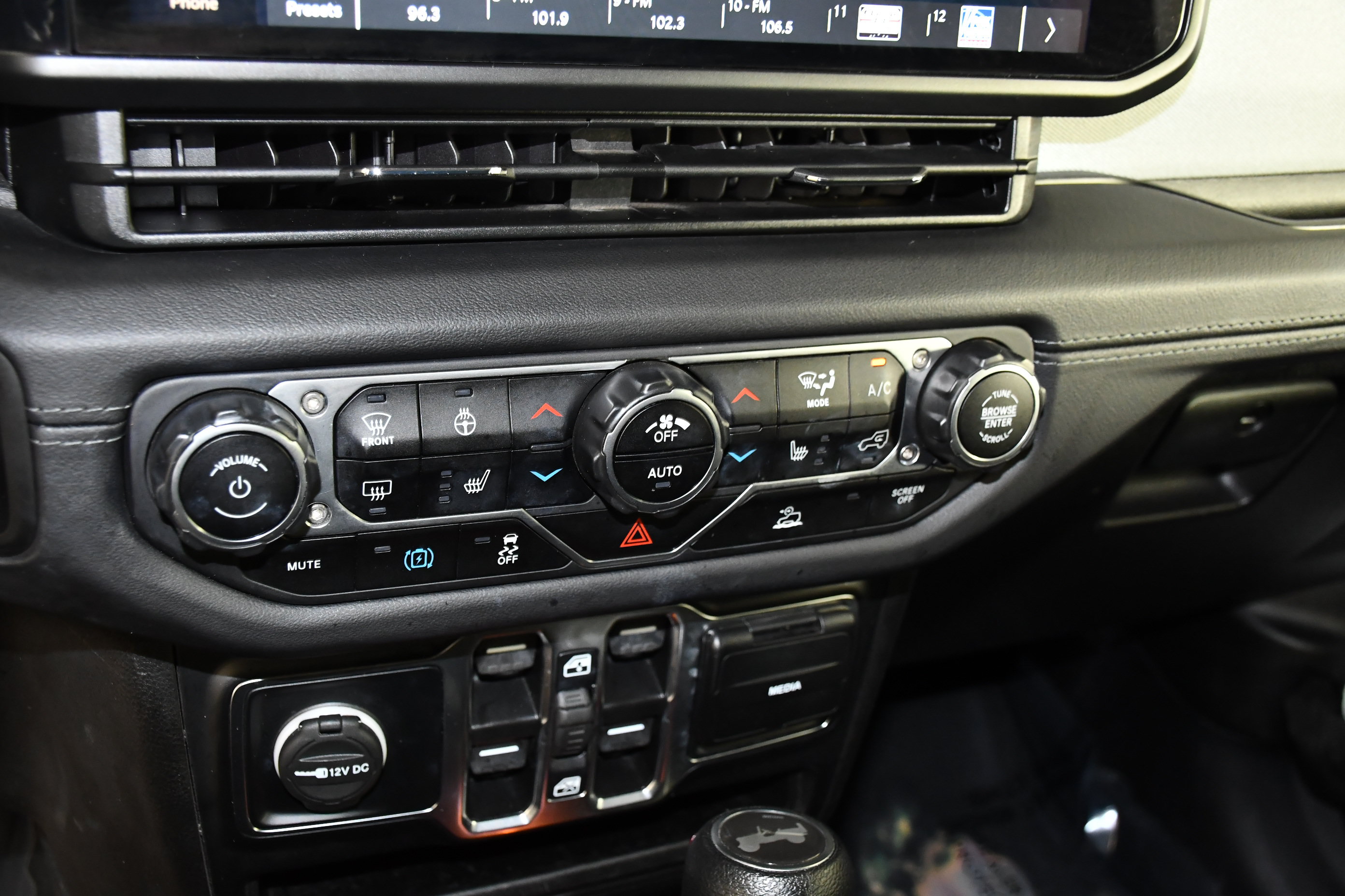 Used 2024 Jeep Wrangler Unlimited Sahara AWD/4WD image 29