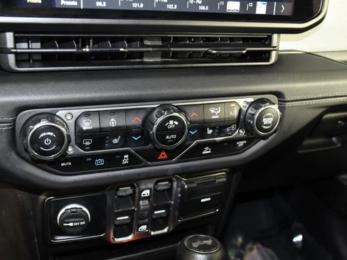 Used 2024 Jeep Wrangler Unlimited Sahara AWD/4WD image 29