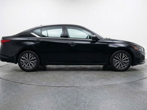 Used 2025 Nissan Altima 2.5 SV image 11
