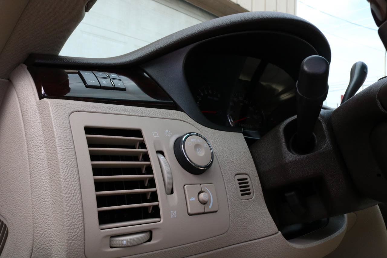 Used 2009 Cadillac DTS w/ Sun And Sound Package FWD image 26