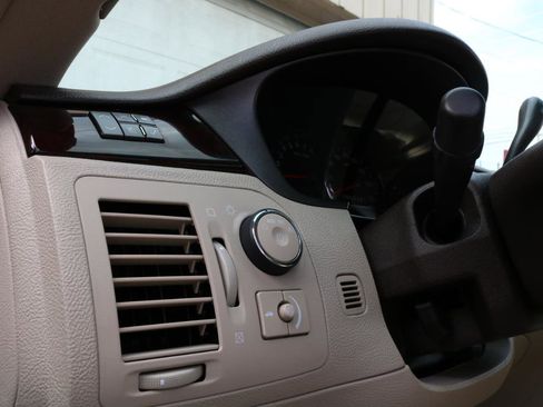 Used 2009 Cadillac DTS w/ Sun And Sound Package image 26