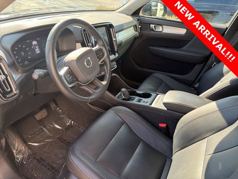Used 2020 Volvo XC40 T4 Momentum w/ Premium Package image 8