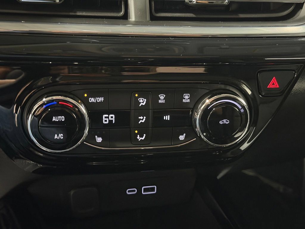 Used 2025 Chevrolet Trax ACTIV w/ Driver Confidence Package FWD image 28