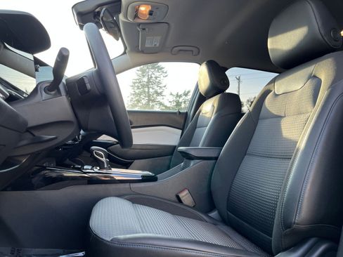 Used 2025 Chevrolet Trax LT image 24