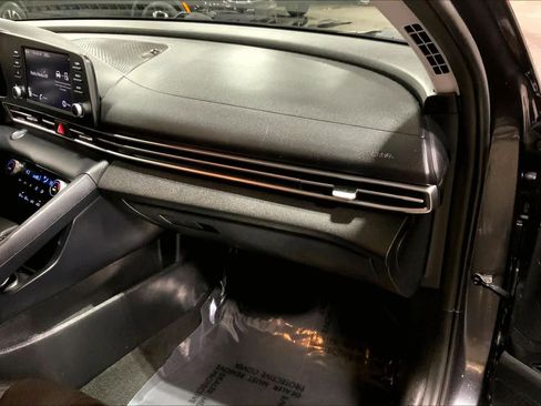 Used 2021 Hyundai Elantra SEL image 18