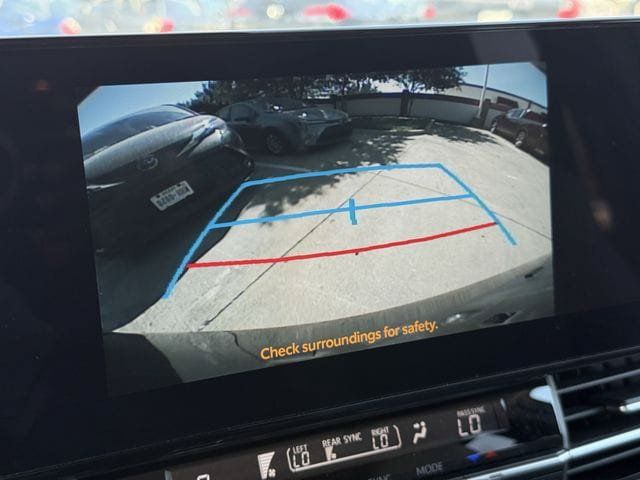 Used 2025 Toyota Sienna XLE FWD image 18
