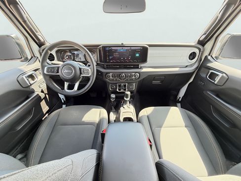 Used 2025 Jeep Wrangler Unlimited Sahara AWD/4WD image 15