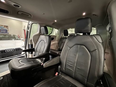 Used 2020 Chrysler Pacifica Touring-L Plus FWD image 14