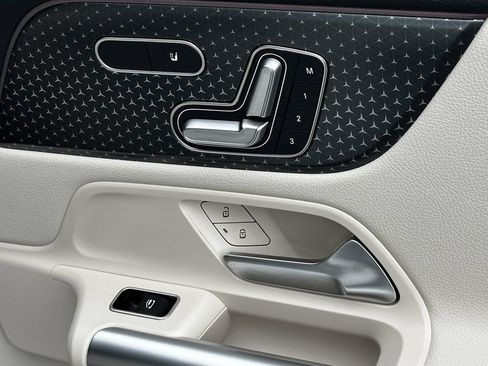 Certified 2025 Mercedes-Benz GLA 250 4MATIC image 17