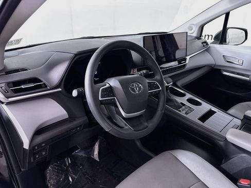 Used 2025 Toyota Sienna XLE w/ XLE Plus Package AWD/4WD image 9