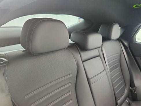 Used 2025 Mercedes-Benz GLC 300 4MATIC image 28