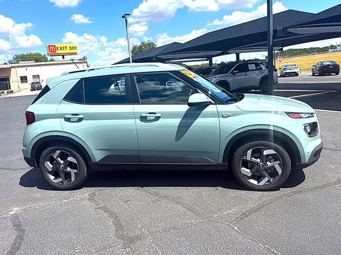 Used 2025 Hyundai Venue SEL FWD image 3