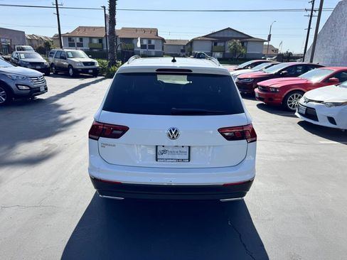 Used 2020 Volkswagen Tiguan SE w/ Panoramic Sunroof Package FWD image 4