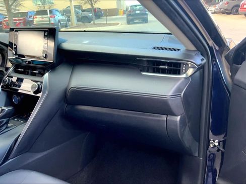 Used 2022 Toyota Venza LE image 18