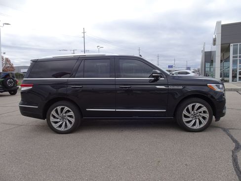Used 2024 Lincoln Navigator Reserve image 5