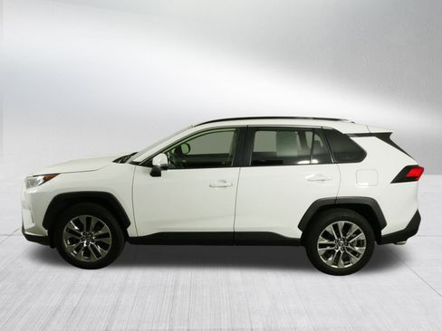 Used 2020 Toyota RAV4 XLE Premium image 4