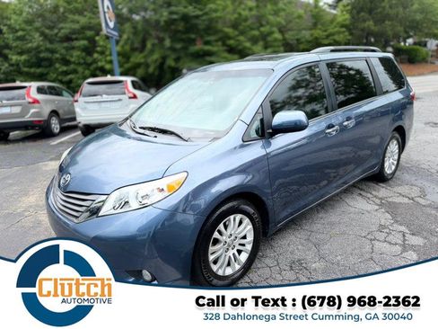 Used 2017 Toyota Sienna XLE w/ XLE Navigation Package FWD image 9