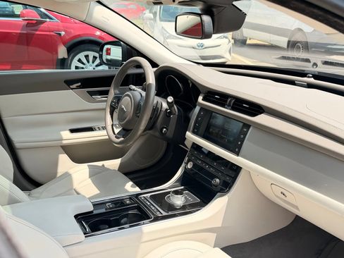 Used 2016 Jaguar XF Premium RWD image 33