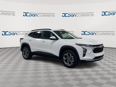 Used 2025 Chevrolet Trax LT FWD image 2