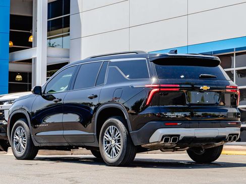Used 2025 Chevrolet Traverse LT FWD image 3