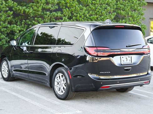 Used 2024 Chrysler Pacifica Touring-L image 6