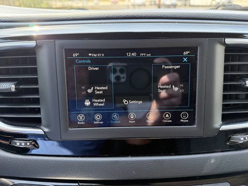 Used 2020 Chrysler Pacifica Touring-L w/ Tire & Wheel Group image 9