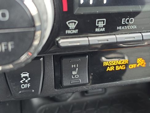 Used 2021 Toyota RAV4 XLE Premium image 18