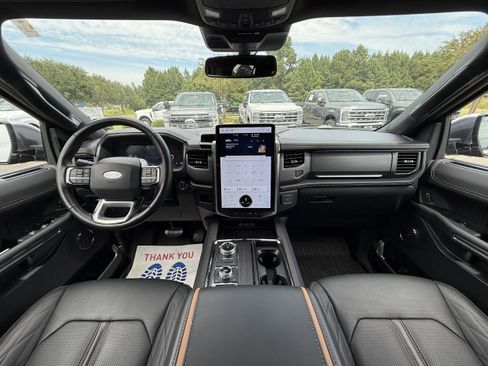 Used 2024 Ford Expedition Platinum image 12