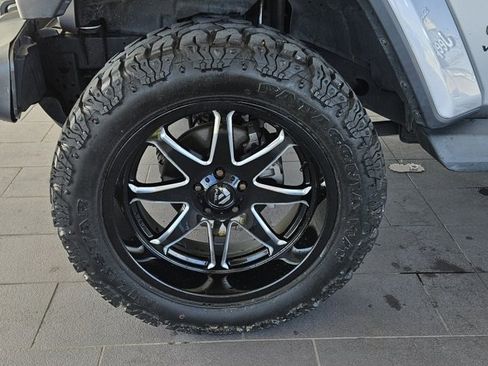 Used 2019 Jeep Wrangler Unlimited Sahara image 11